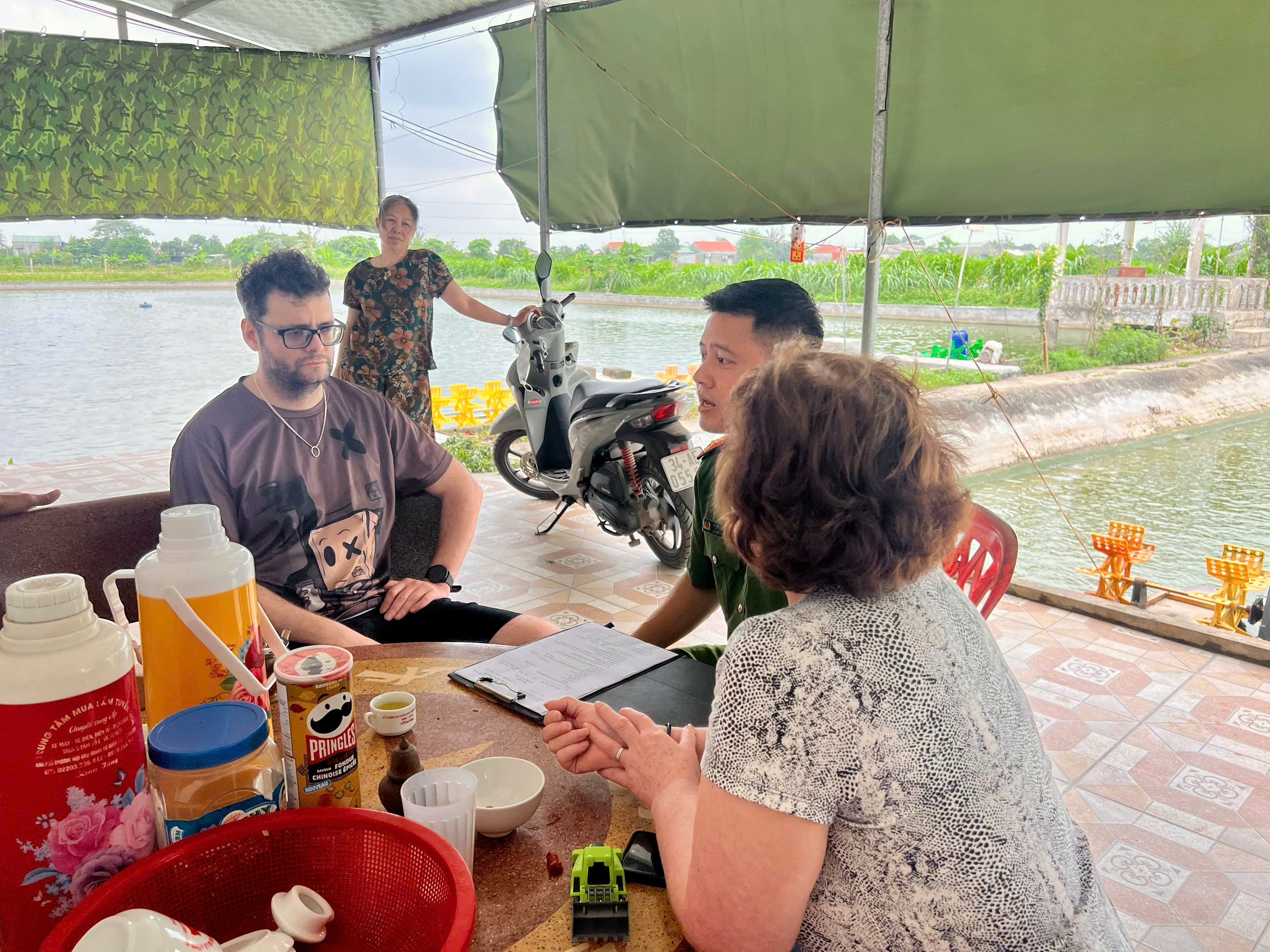 Công an xã Hải Hưng tăng cường công tác quản lý cư trú đối với người nước ngoài